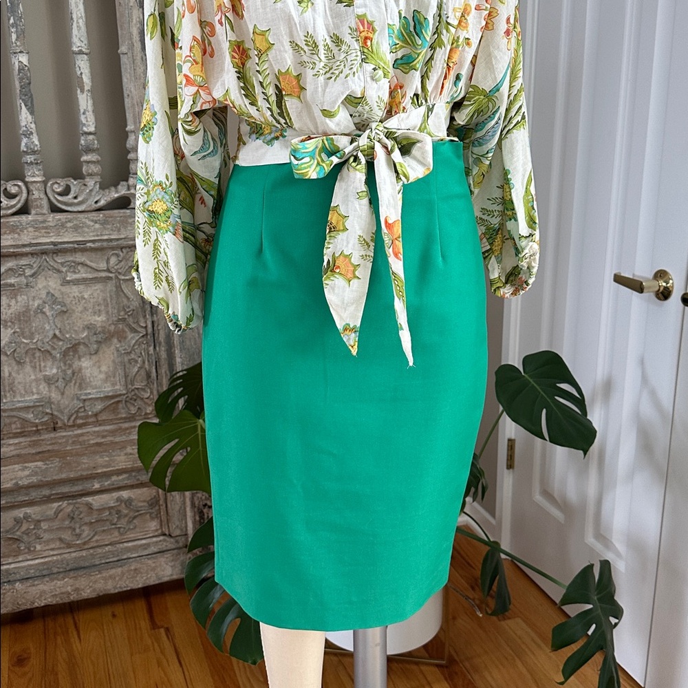 Zara Woman size M Kelly Green Pencil skirt. And a size 8 dress form, good cond.